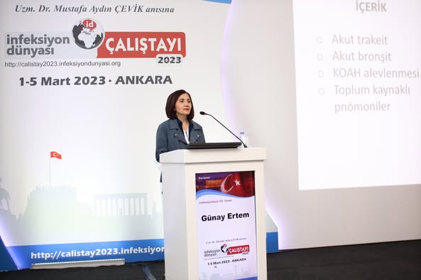 İNFEKSİYON DÜNYASI ÇALIŞTAYI 2023’ün “AKILCI ANTİBİYOTİK KULLANIMI, BİRİNCİ BASAMAKTA ANTİMİKROBİYAL YÖNETİŞİM” oturumunda Prof. Dr. Serhat ÜNAL’ın başkanlığında, Ecz. Mesil AKSOY “Antibiyotik Kullanımında Güncel Durum”, Prof. Dr. Anıl TAPISIZ “Üst Solunum Yolu İnfeksiyonlarında Akılcı Antibiyotik Kullanımı” ve Prof. Dr. Günay TUNCER ERTEM “Alt Solunum Yolu İnfeksiyonlarında Akılcı Antibiyotik Kullanımı” sunumlarını gerçekleştirdiler.