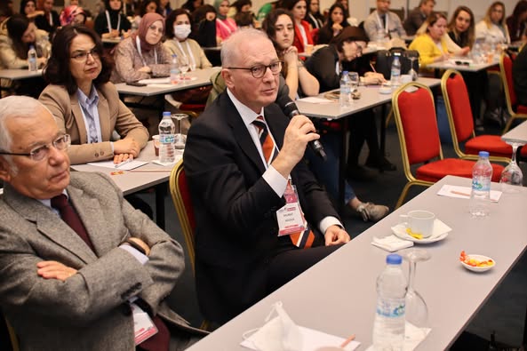 İNFEKSİYON DÜNYASI ÇALIŞTAYI 2023, Prof. Dr. Halis AKALIN, Öğr. Göv. Dr. Nuran SARI ve Dr. Öğr. Üyesi Duygu ÖCAL koordinasyonunda yapılan Serbest Kürsü’de “DİRENÇLİ MİKROORGANİZMALAR” konusu katılımcılarla beraber tartışıldı.