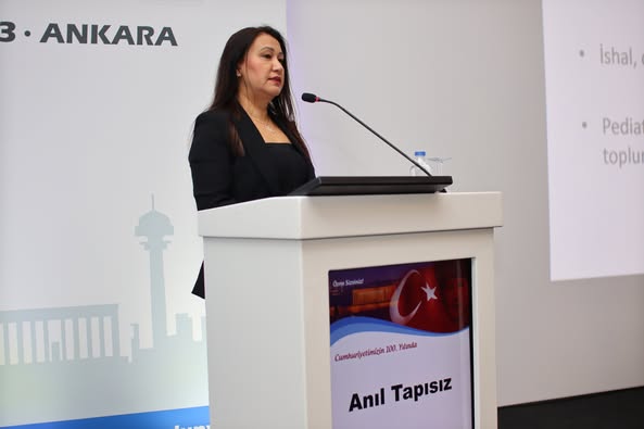 İNFEKSİYON DÜNYASI ÇALIŞTAYI 2023’ün “AKILCI ANTİBİYOTİK KULLANIMI, BİRİNCİ BASAMAKTA ANTİMİKROBİYAL YÖNETİŞİM” oturumunda Prof. Dr. Serhat ÜNAL’ın başkanlığında, Ecz. Mesil AKSOY “Antibiyotik Kullanımında Güncel Durum”, Prof. Dr. Anıl TAPISIZ “Üst Solunum Yolu İnfeksiyonlarında Akılcı Antibiyotik Kullanımı” ve Prof. Dr. Günay TUNCER ERTEM “Alt Solunum Yolu İnfeksiyonlarında Akılcı Antibiyotik Kullanımı” sunumlarını gerçekleştirdiler.