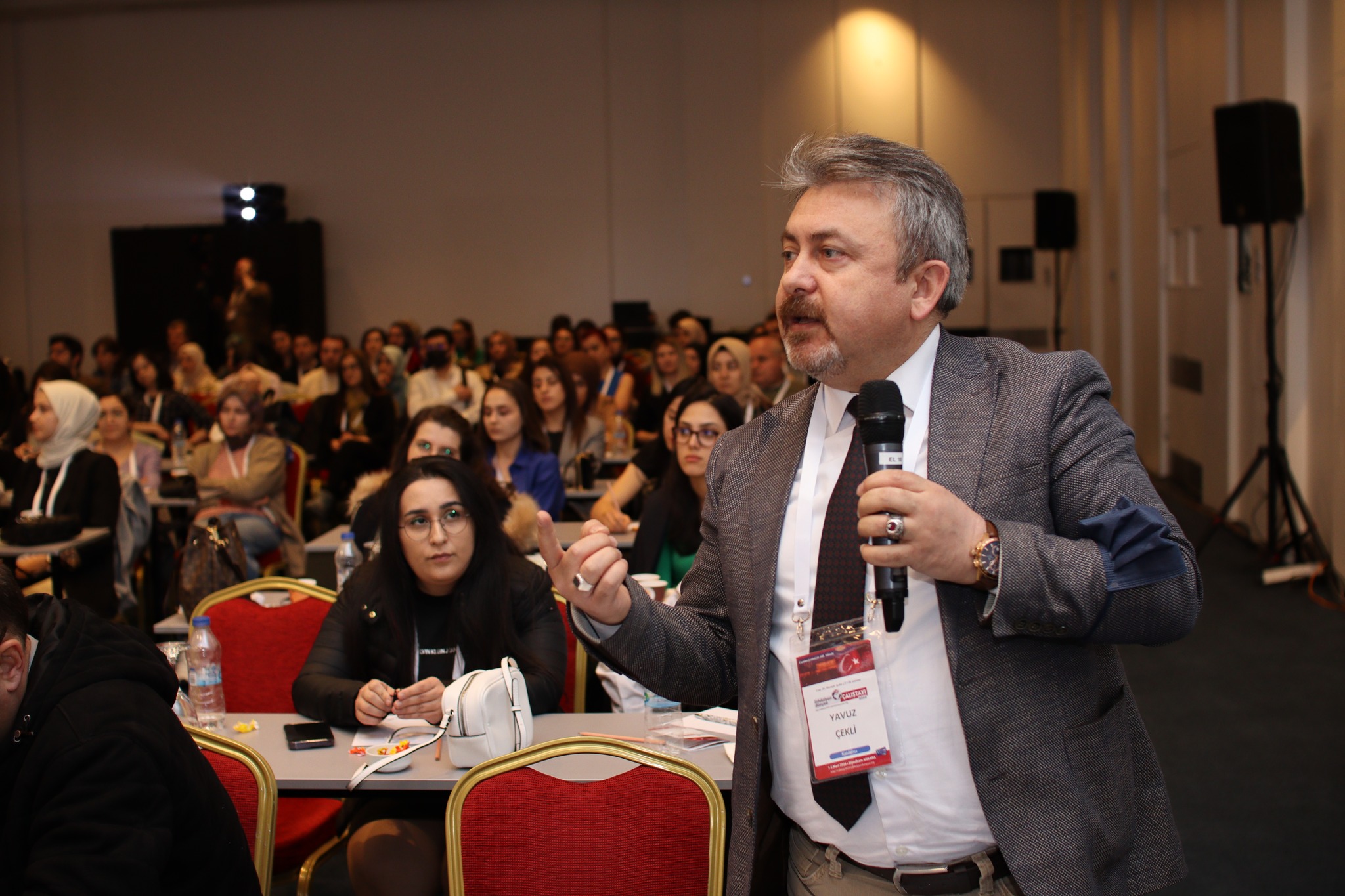 İNFEKSİYON DÜNYASI ÇALIŞTAYI 2023’ün “DİRENÇLİ MİKROORGANİZMALAR” oturumu, Prof. Dr. Halis AKALIN’ın başkanlığında, Doç. Dr. Güle ÇINAR “Gram-Pozitif Bakterilerde Direnç Sorunu” ve Prof. Dr. Murat AKOVA “Gram-Negatif Bakterilerde Direnç Sorunu” sunumlarını gerçekleştirdiler.