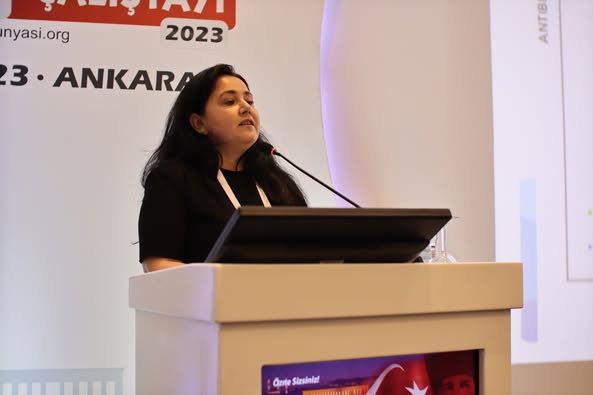 İNFEKSİYON DÜNYASI ÇALIŞTAYI 2023’ün “DİRENÇLİ MİKROORGANİZMALAR” oturumu, Prof. Dr. Halis AKALIN’ın başkanlığında, Doç. Dr. Güle ÇINAR “Gram-Pozitif Bakterilerde Direnç Sorunu” ve Prof. Dr. Murat AKOVA “Gram-Negatif Bakterilerde Direnç Sorunu” sunumlarını gerçekleştirdiler.
