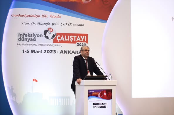 İNFEKSİYON DÜNYASI ÇALIŞTAYI 2023’ün “CUMHURİYETİMİZİN 100.YILINDA DİĞER ÜLKELERLE KARŞILAŞTIRILDIĞINDA HEPATİT B TEDAVİSİNDE 2030 HEDEFİNE KİM DAHA YAKIN, NEDEN?” oturumunda, Prof. Dr. Sıla AKHAN’ın başkanlığında, Prof. Dr. Süda TEKİN “Epidemiyolojisi ve Klinik Seyrinde Neler Değişti?”, Prof. Dr. Ramazan İDİLMAN “Hepatit B ve Steatoz Ne Kadar Önemli?” ve Doç. Dr. Esra KAYA KILIÇ “Hepatit D İçin Tam Eradikasyon Çözümleri Sona Yaklaşıyor Mu?” sunumlarını gerçekleştirdiler.  