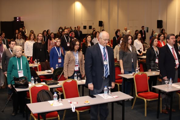 İNFEKSİYON DÜNYASI ÇALIŞTAYI 2023, saygı duruşu ve İstiklal Marşımızın ardından Prof. Dr. Serhat ÜNAL ve Prof. Dr. Erdal AKALIN’nın açılış konuşmalarıyla 2 Mart 2023, Perşembe günü saat 09.00’da Wyndham Otel, Ankara’da başladı. 