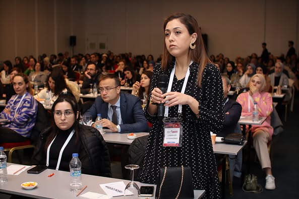 İNFEKSİYON DÜNYASI ÇALIŞTAYI 2023’ün “SÜREGEN HERPES VİRUS İNFEKSİYONLARI” oturumunda Prof. Dr. Hande ARSLAN’ın başkanlığında, Prof. Dr. Hande ARSLAN “CMV”, Doç. Dr. Ahmet Çağkan İNKAYA “EBV” ve Prof. Dr. Dilara İNAN “Diğer Herpes İnfeksiyonları” sunumlarını gerçekleştirdiler.