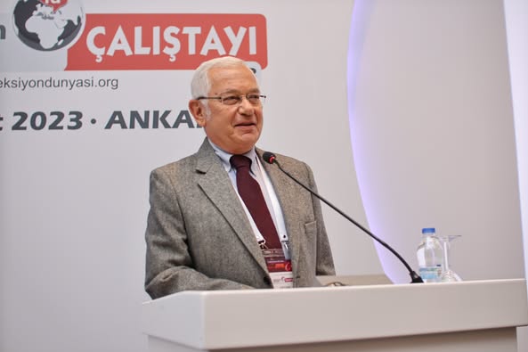 İNFEKSİYON DÜNYASI ÇALIŞTAYI 2023, saygı duruşu ve İstiklal Marşımızın ardından Prof. Dr. Serhat ÜNAL ve Prof. Dr. Erdal AKALIN’nın açılış konuşmalarıyla 2 Mart 2023, Perşembe günü saat 09.00’da Wyndham Otel, Ankara’da başladı. 