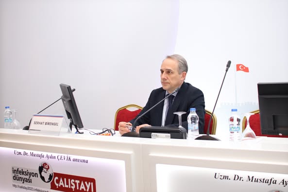 İNFEKSİYON DÜNYASI ÇALIŞTAYI 2023’ün “SOLUNUM YOLU İNFEKSİYONLARINDA AŞILAMA” oturumunda Prof. Dr. Serhat BİRENGEL’in başkanlığında, Prof. Dr. Mine DURUSU sunumunu gerçekleştirdi.