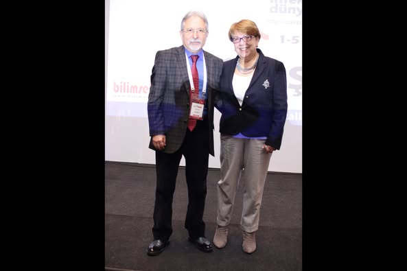 İNFEKSİYON DÜNYASI ÇALIŞTAYI 2023’ün ilk oturumunda, Prof. Dr. Sercan ULUSOY’un başkanlığında, Prof. Dr. Dilek ARMAN “HASTANE İNFEKSİYONLARI VE KONTROLÜNÜN 100 YILI” sunumunu gerçekleştirdi