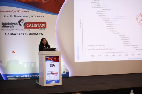 İNFEKSİYON DÜNYASI ÇALIŞTAYI 2023’ün “DİRENÇLİ MİKROORGANİZMALAR” oturumu, Prof. Dr. Halis AKALIN’ın başkanlığında, Doç. Dr. Güle ÇINAR “Gram-Pozitif Bakterilerde Direnç Sorunu” ve Prof. Dr. Murat AKOVA “Gram-Negatif Bakterilerde Direnç Sorunu” sunumlarını gerçekleştirdiler.