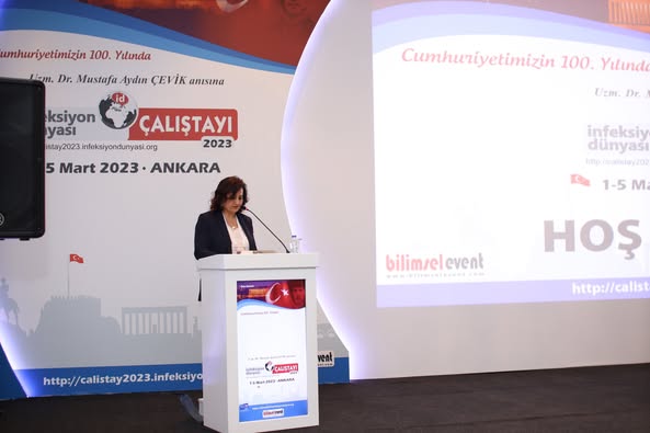 İNFEKSİYON DÜNYASI ÇALIŞTAYI 2023, saygı duruşu ve İstiklal Marşımızın ardından Prof. Dr. Serhat ÜNAL ve Prof. Dr. Erdal AKALIN’nın açılış konuşmalarıyla 2 Mart 2023, Perşembe günü saat 09.00’da Wyndham Otel, Ankara’da başladı. 