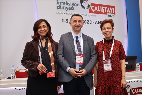 İNFEKSİYON DÜNYASI ÇALIŞTAYI 2023’ün “MANTAR İNFEKSİYONLARI” oturumunda Prof. Dr. Ömrüm UZUN’un başkanlığında, Prof. Dr. Sevtap ARIKAN AKDAĞLI “Candida Auris: Ne Yapmalı, Nasıl Yapmalı?” ve Prof. Dr. Gökhan METAN “Solunum Virüsleri ve İnvaziv Pulmoner Aspergillosis” sunumlarını gerçekleştirdiler.