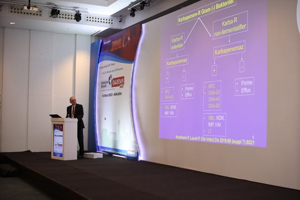 İNFEKSİYON DÜNYASI ÇALIŞTAYI 2023’ün “DİRENÇLİ MİKROORGANİZMALAR” oturumu, Prof. Dr. Halis AKALIN’ın başkanlığında, Doç. Dr. Güle ÇINAR “Gram-Pozitif Bakterilerde Direnç Sorunu” ve Prof. Dr. Murat AKOVA “Gram-Negatif Bakterilerde Direnç Sorunu” sunumlarını gerçekleştirdiler.