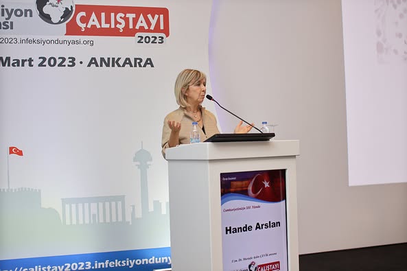 İNFEKSİYON DÜNYASI ÇALIŞTAYI 2023’ün “SÜREGEN HERPES VİRUS İNFEKSİYONLARI” oturumunda Prof. Dr. Hande ARSLAN’ın başkanlığında, Prof. Dr. Hande ARSLAN “CMV”, Doç. Dr. Ahmet Çağkan İNKAYA “EBV” ve Prof. Dr. Dilara İNAN “Diğer Herpes İnfeksiyonları” sunumlarını gerçekleştirdiler.