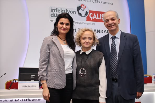 İNFEKSİYON DÜNYASI ÇALIŞTAYI 2023’ün “HIV KÜRÜNE DOĞRU” oturumunda Prof. Dr. Yeşim TAŞOVA’nın başkanlığında, Prof. Dr. Taner YILDIRMAK “HIV Kürünün Önündeki Engeller” ve Doç. Dr. Elif TÜKENMEZ TİGEN “Klinik Stratejiler” sunumlarını gerçekleştirdiler.