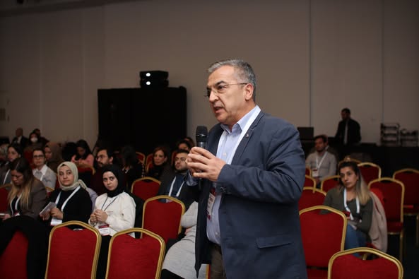 İNFEKSİYON DÜNYASI ÇALIŞTAYI 2023’ün “AKILCI ANTİBİYOTİK KULLANIMI, BİRİNCİ BASAMAKTA ANTİMİKROBİYAL YÖNETİŞİM” oturumunda Prof. Dr. Serhat ÜNAL’ın başkanlığında, Ecz. Mesil AKSOY “Antibiyotik Kullanımında Güncel Durum”, Prof. Dr. Anıl TAPISIZ “Üst Solunum Yolu İnfeksiyonlarında Akılcı Antibiyotik Kullanımı” ve Prof. Dr. Günay TUNCER ERTEM “Alt Solunum Yolu İnfeksiyonlarında Akılcı Antibiyotik Kullanımı” sunumlarını gerçekleştirdiler.