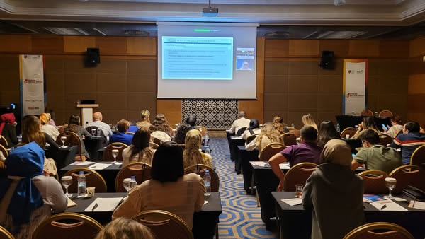“HIV/AIDS: ASİSTAN OKULU” dokuzuncu dersi olan “HIV/AIDS Hastalık Takibi, Konsültasyonları ve Sorunlar Paneli”nde Prof. Dr. Sıla AKHAN “HIV/AIDS Renal Problemler ve Osteoporoz” konusunu anlattı.
bilimselevent.com
