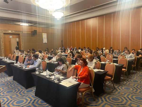 “HIV/AIDS: ASİSTAN OKULU” ilk dersinde Uzm. Dr. Aygen TÜMER “Dünyada ve Türkiye’de HIV/AIDS Epidemiyolojisi ve Bulaşma Yolları” konusunu anlattı.
bilimselevent.com