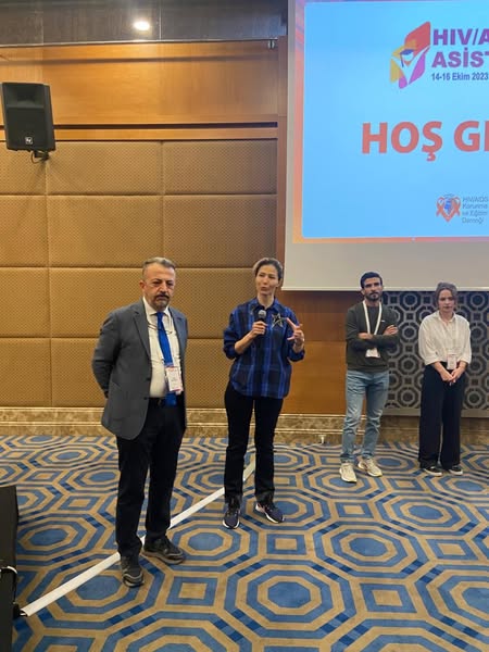 “HIV/AIDS: ASİSTAN OKULU”nda 3. gün derslerinden sonra interaktif sorularla sahne yine öğretmenimiz Prof. Dr. Yaşar BAYINDIR'ın… Sorularımıza aldığımız %94 doğru yanıtla okulumuzun başarısını taçlandıran öğrencilerimiz ile öğretmenlerimizi ve 3 günlük yarışmamızın kazananları Dr. Özlem ÖZTEKİN, Dr. Cemre BOŞNAK ve Dr. Gökhan YÜKSEK’i tebrik ederiz.
bilimselevent.com