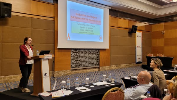 “HIV/AIDS: ASİSTAN OKULU” 11. dersinde Doç. Dr. Atakan TANAÇAN ile Prof. Dr. Selda HANÇERLİ TÖRÜN “Gebe ve Çocuk Hastanın Takibi ve Tedavisi” konusunu anlattılar.