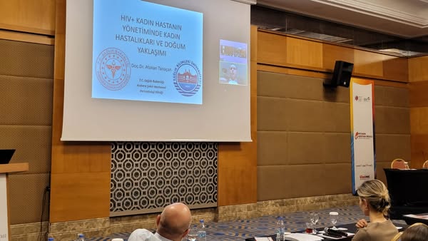 “HIV/AIDS: ASİSTAN OKULU” 11. dersinde Doç. Dr. Atakan TANAÇAN ile Prof. Dr. Selda HANÇERLİ TÖRÜN “Gebe ve Çocuk Hastanın Takibi ve Tedavisi” konusunu anlattılar.