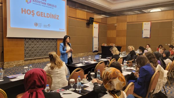 “HIV/AIDS ASİSTAN OKULU”nda nöbetçi öğretmenimiz Doç. Dr. Meliha Çağla SÖNMEZER’in öğrencilerimize sorduğu sorularla 2. gün oturumları başladı.
bilimselevent.com