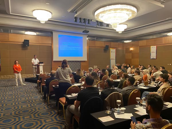 “HIV/AIDS: ASİSTAN OKULU” 4. Dersinde Av. Cemil GÜNEŞ ve Uzm. Dr. Aygen TÜMER “HIV/AIDS Etik ve Sosyal Sorunlara Bakış” konusunu İnteraktif Oturumda değerlendirdiler.
bilimselevent.com