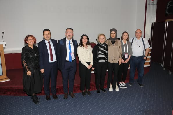 “HIV/AIDS: ASİSTAN OKULU”nda 3. gün derslerinden sonra interaktif sorularla sahne yine öğretmenimiz Prof. Dr. Yaşar BAYINDIR'ın… 
Sorularımıza aldığımız %94 doğru yanıtla okulumuzun başarısını taçlandıran öğrencilerimiz ile öğretmenlerimizi ve 3 günlük yarışmamızın kazananları Dr. Azade KANAT, Dr. Esra Duru ÖZ ve Dr. Büşra YILDIRIM’ı tebrik ederiz.
“HIV/AIDS: ASİSTAN OKULU”nun finalinde öğrencilerimize katılım belgeleri takdim edildi. Tüm öğretmen ve öğrencilerimize emekleri için çok teşekkür ediyoruz.
bilimselevent.com
#HIVAIDSAsistanokulu