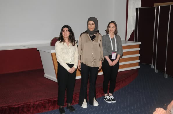 “HIV/AIDS: ASİSTAN OKULU”nda 3. gün derslerinden sonra interaktif sorularla sahne yine öğretmenimiz Prof. Dr. Yaşar BAYINDIR'ın… 
Sorularımıza aldığımız %94 doğru yanıtla okulumuzun başarısını taçlandıran öğrencilerimiz ile öğretmenlerimizi ve 3 günlük yarışmamızın kazananları Dr. Azade KANAT, Dr. Esra Duru ÖZ ve Dr. Büşra YILDIRIM’ı tebrik ederiz.
“HIV/AIDS: ASİSTAN OKULU”nun finalinde öğrencilerimize katılım belgeleri takdim edildi. Tüm öğretmen ve öğrencilerimize emekleri için çok teşekkür ediyoruz.
bilimselevent.com
#HIVAIDSAsistanokulu