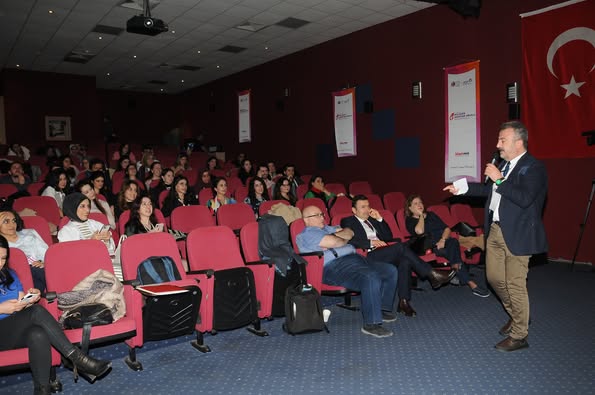 “HIV/AIDS: ASİSTAN OKULU”nda 2. Gün derslerinden oluşan interaktif sorularla öğretmenimiz Prof. Dr. Yaşar BAYINDIR’ın moderatörlüğünde öğrenimlerimizi pekiştirdik. İkinci günün sonunda derslere ve yarışmaya katılım oranı %100 olan okulumuzun öğrencilerini ve öğretmenlerini tebrik ediyoruz…
bilimselevent.com
#HIVAIDSAsistanokulu