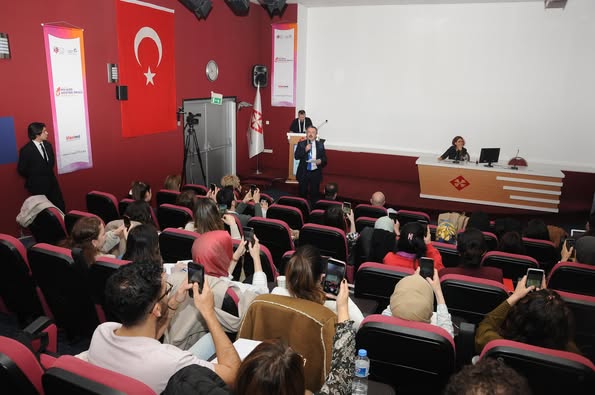 “HIV/AIDS: ASİSTAN OKULU”nda 3. gün derslerinden sonra interaktif sorularla sahne yine öğretmenimiz Prof. Dr. Yaşar BAYINDIR'ın… 
Sorularımıza aldığımız %94 doğru yanıtla okulumuzun başarısını taçlandıran öğrencilerimiz ile öğretmenlerimizi ve 3 günlük yarışmamızın kazananları Dr. Azade KANAT, Dr. Esra Duru ÖZ ve Dr. Büşra YILDIRIM’ı tebrik ederiz.
“HIV/AIDS: ASİSTAN OKULU”nun finalinde öğrencilerimize katılım belgeleri takdim edildi. Tüm öğretmen ve öğrencilerimize emekleri için çok teşekkür ediyoruz.
bilimselevent.com
#HIVAIDSAsistanokulu
