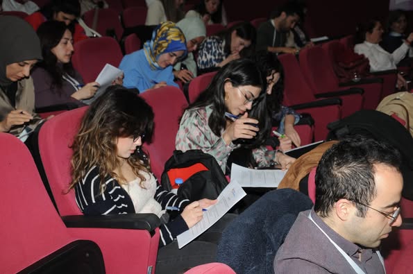 “HIV/AIDS: ASİSTAN OKULU”nda 3. gün derslerinden sonra interaktif sorularla sahne yine öğretmenimiz Prof. Dr. Yaşar BAYINDIR'ın… 
Sorularımıza aldığımız %94 doğru yanıtla okulumuzun başarısını taçlandıran öğrencilerimiz ile öğretmenlerimizi ve 3 günlük yarışmamızın kazananları Dr. Azade KANAT, Dr. Esra Duru ÖZ ve Dr. Büşra YILDIRIM’ı tebrik ederiz.
“HIV/AIDS: ASİSTAN OKULU”nun finalinde öğrencilerimize katılım belgeleri takdim edildi. Tüm öğretmen ve öğrencilerimize emekleri için çok teşekkür ediyoruz.
bilimselevent.com
#HIVAIDSAsistanokulu