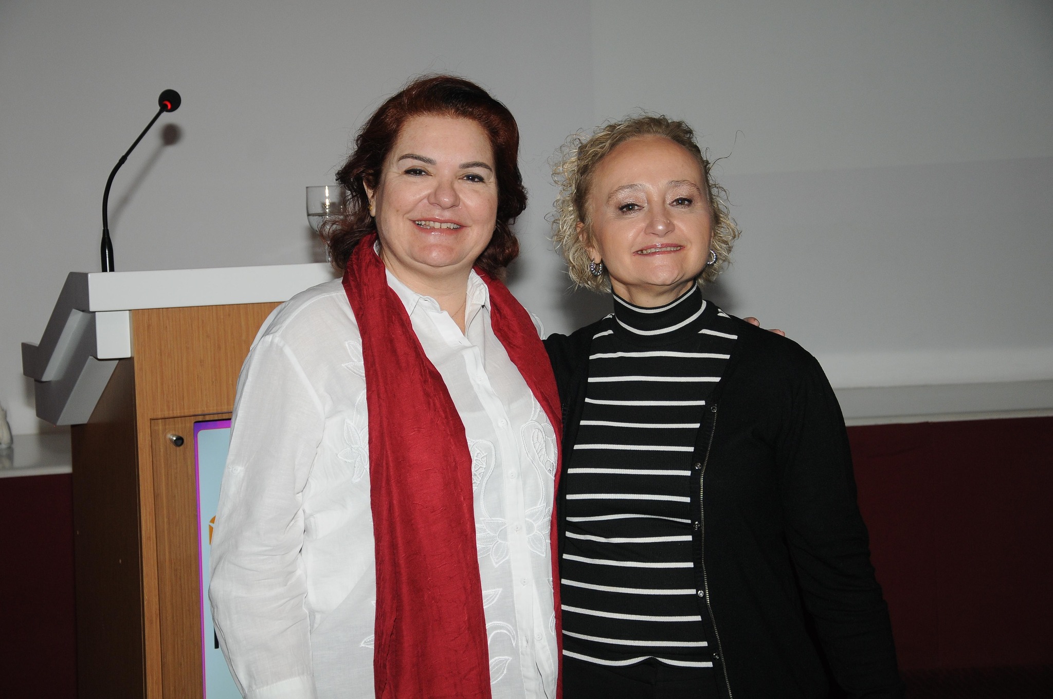 “HIV/AIDS: ASİSTAN OKULU”nda 3. gün derslerinden sonra interaktif sorularla sahne yine öğretmenimiz Prof. Dr. Yaşar BAYINDIR'ın… 
Sorularımıza aldığımız %94 doğru yanıtla okulumuzun başarısını taçlandıran öğrencilerimiz ile öğretmenlerimizi ve 3 günlük yarışmamızın kazananları Dr. Azade KANAT, Dr. Esra Duru ÖZ ve Dr. Büşra YILDIRIM’ı tebrik ederiz.
“HIV/AIDS: ASİSTAN OKULU”nun finalinde öğrencilerimize katılım belgeleri takdim edildi. Tüm öğretmen ve öğrencilerimize emekleri için çok teşekkür ediyoruz.
bilimselevent.com
#HIVAIDSAsistanokulu